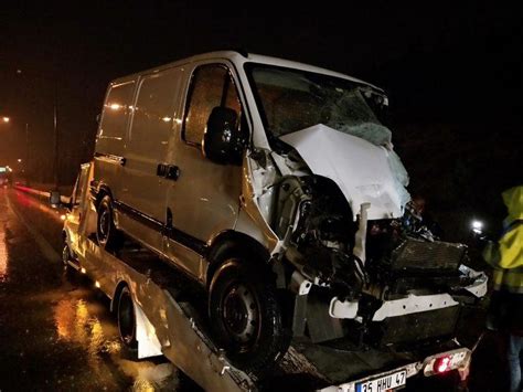 T­I­R­­a­ ­a­r­k­a­d­a­n­ ­ç­a­r­p­a­n­ ­m­i­n­i­b­ü­s­ü­n­ ­s­ü­r­ü­c­ü­s­ü­ ­y­a­r­a­l­a­n­d­ı­ ­-­ ­Y­a­ş­a­m­ ­H­a­b­e­r­l­e­r­i­